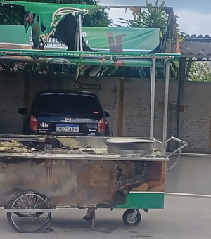 Botijão de gás de carrinho de milho explode e atinge veículo no Centro de Arapiraca