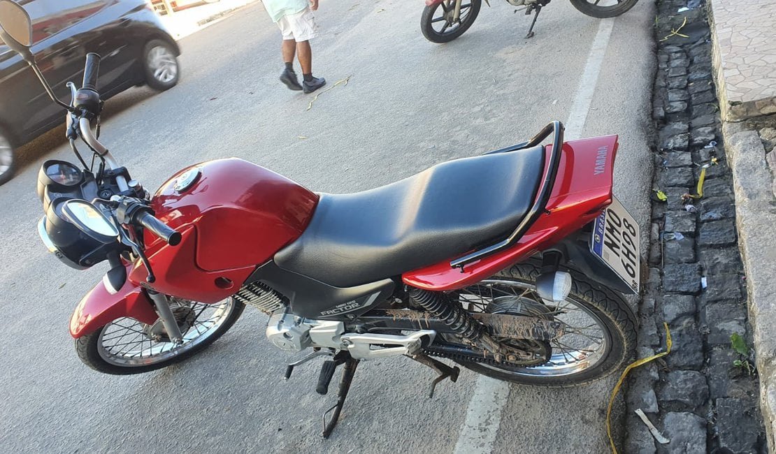 Motocicleta furtada de recenseador é abandonada no bairro Manoel Teles