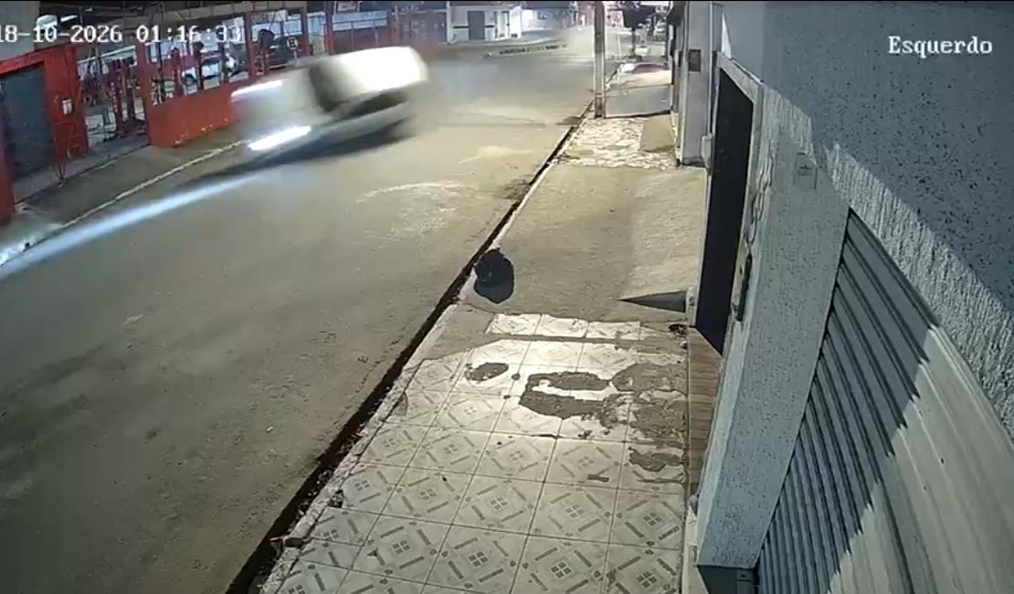 Condutor fica ferido ao capotar carro após fugir da polícia em Arapiraca