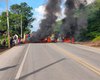 [Vídeo] Moradores bloqueiam rodovia AL-101 Norte na Barra de Santo Antônio