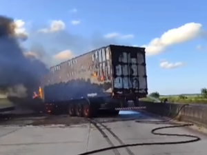 [Vídeo] Choque entre caminhões provoca incêndio em um dos veículos na BR-101 em São Miguel dos Campos