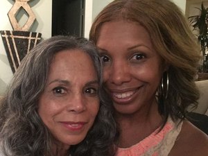 Mulher descobre que mãe biológica atuou em seu programa de TV favorito