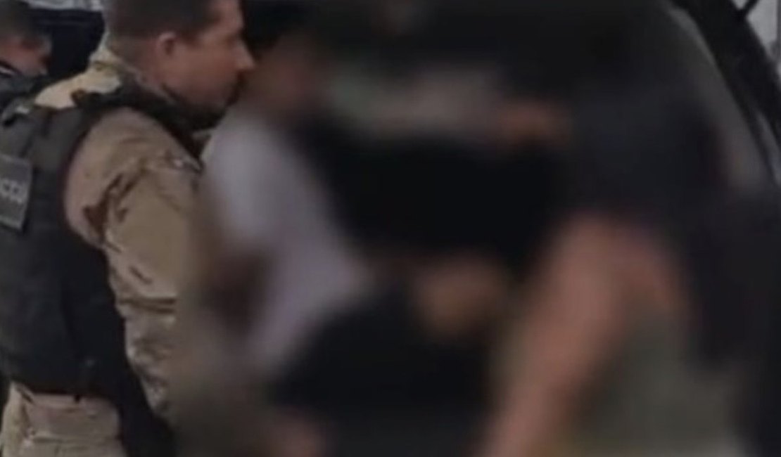 [Vídeo] Mulher se revolta ao ver filho preso por briga de torcida: 'esqueça que tem mãe'