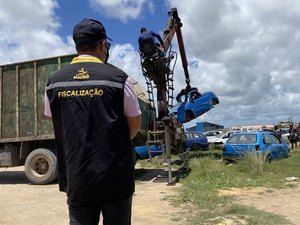 Prefeitura remove carcaças de carros em ferros-velhos no Benedito Bentes e Vergel do Lago