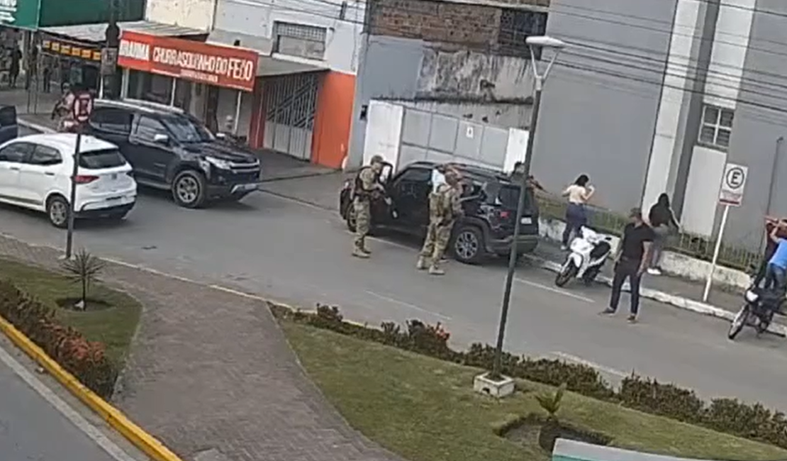 [Vídeo] Quatro pessoas são presas na saída de agência bancária em São Miguel dos Campos