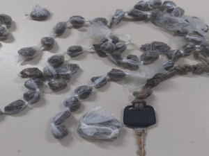 Policiais militares de Messias apreendem 55 bombinhas de maconha no centro da cidade