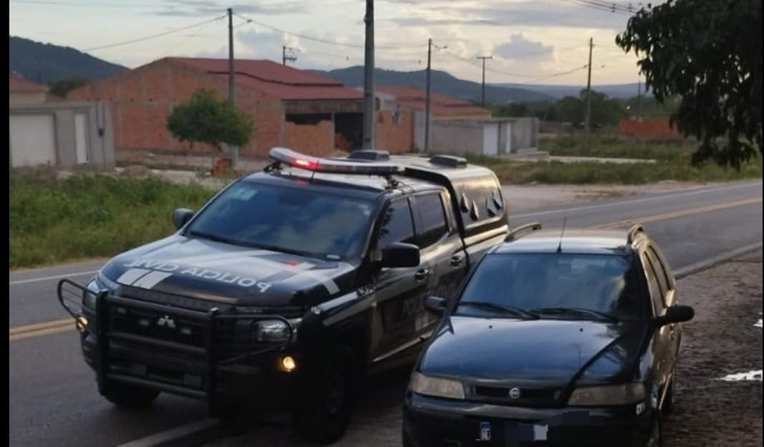 Carro utilizado em sequestro no Sertão é encontrado abandonado em Água Branca