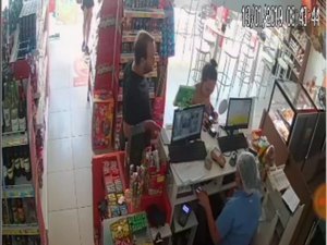  [Vídeo] Câmeras flagram furto de celular em balcão de conveniência em Maceió