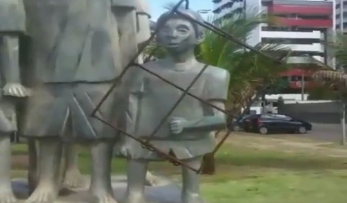Estátua de Lula criança aparece 'presa' em monumento em Recife