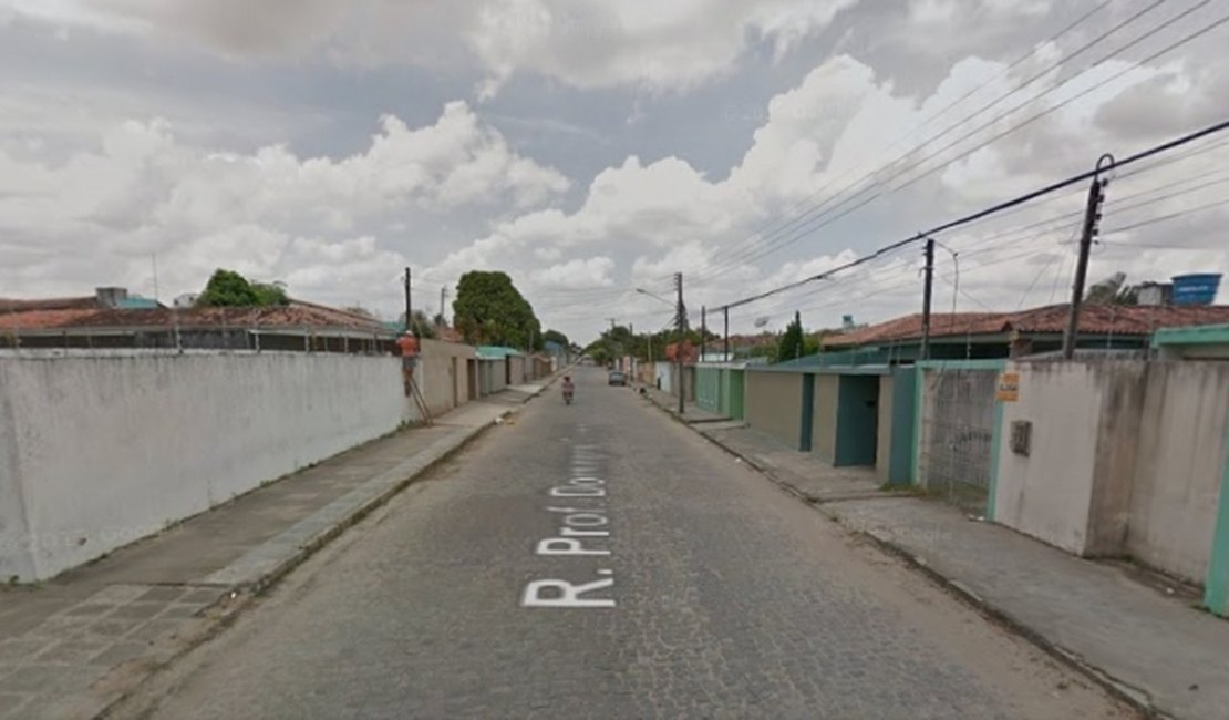 Idosa com problemas de locomoção é abandonada em Arapiraca