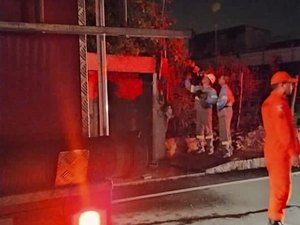 Incêndio é registrado em vegetação na Avenida Josefa de Melo, em Maceió
