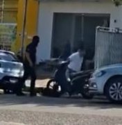 Vídeo mostra homem sendo levado por supostos policiais em Coruripe