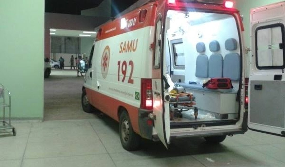 Filho atira acidentalmente no pé da própria mãe