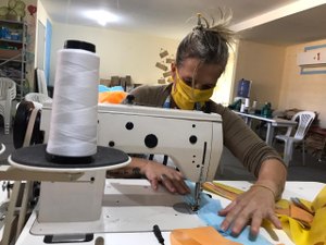 Profissionais confeccionam máscaras para usuários dos Caps