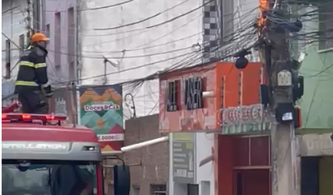 Fiação pega fogo em poste de iluminação pública e assusta lojistas e moradores do centro de Arapiraca
