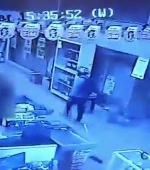 Vídeo mostra execução de caixa de supermercado