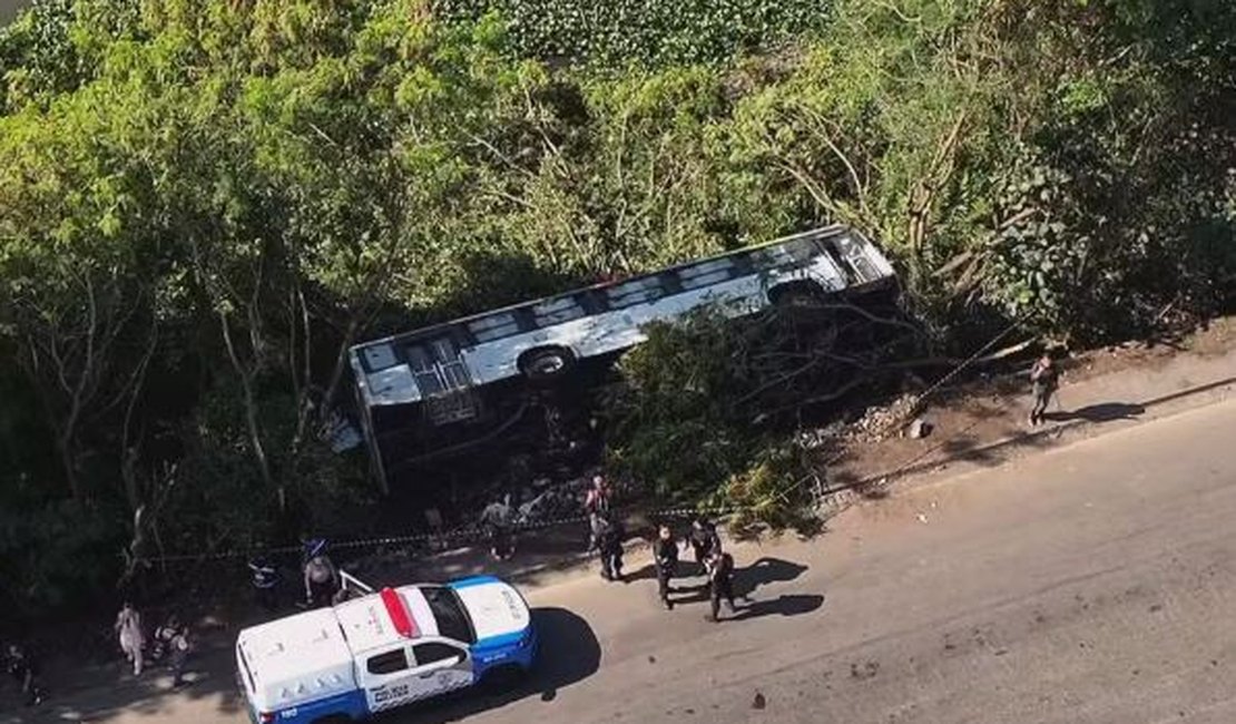 Ônibus lotado cai em canal no RJ e deixa mais de 30 pessoas feridas