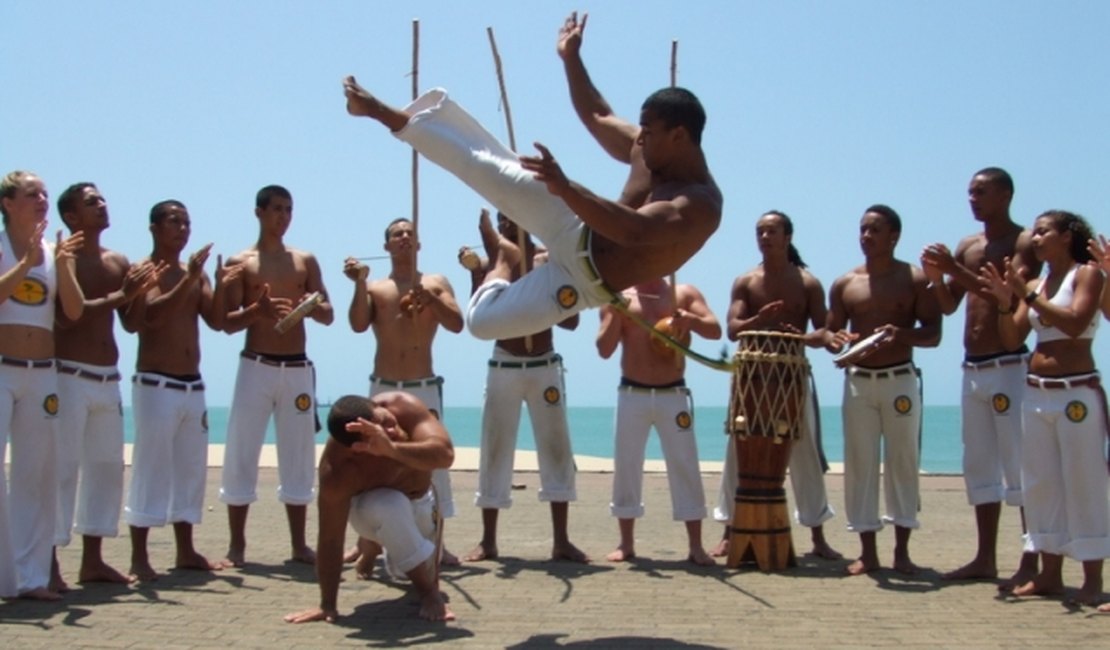 Capoeira muda a vida de refugiados em áreas de conflito, mostra pesquisa