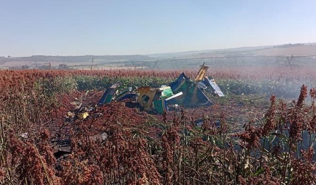 Avião da Esquadrilha da Fumaça cai após colidir no ar durante treinamento