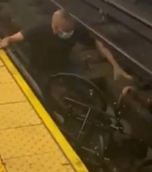 Homem pula em trilhos para salvar cadeirante que caiu em metrô de Nova York