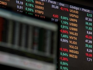 Bolsa sobe 0,99% e volta a superar os 160 mil pontos