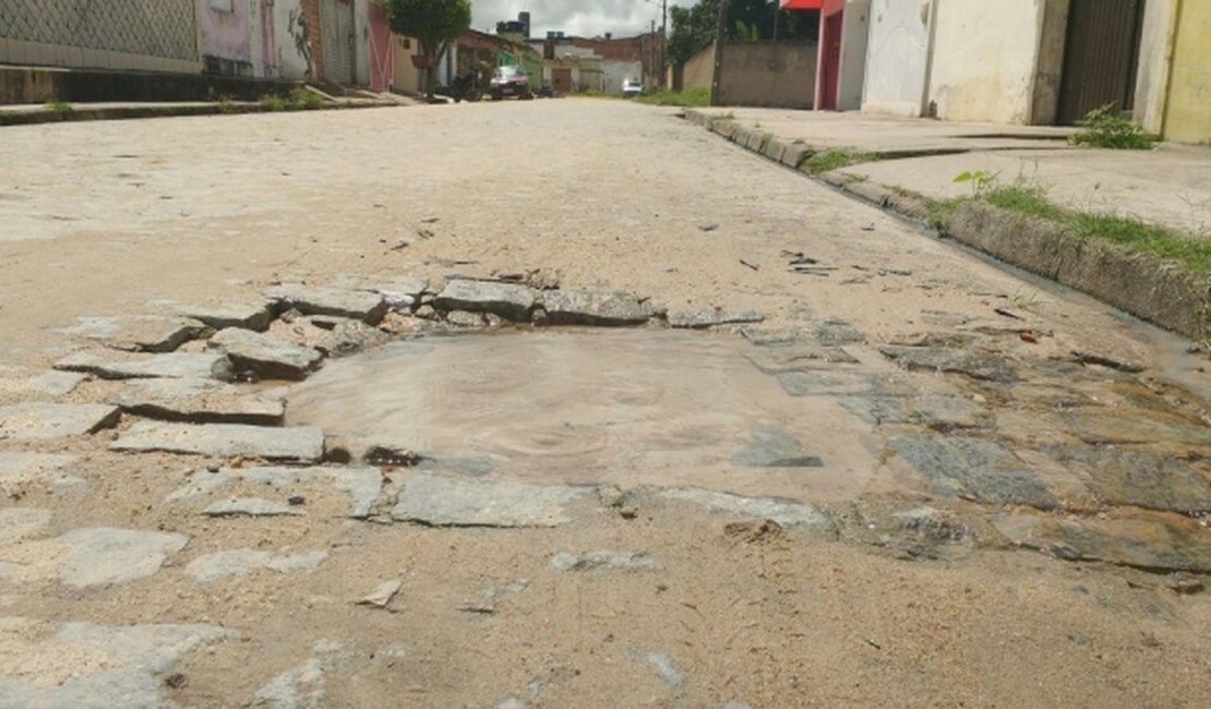 Vazamentos de água causam transtornos a moradores de bairros em Arapiraca