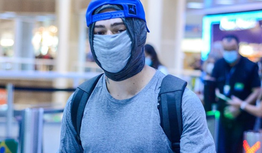 Whindersson Nunes embarca em aeroporto do Rio de Janeiro com rosto coberto
