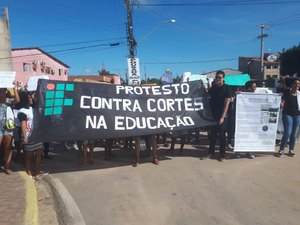 Estudantes do Ifal Maragogi protestam por causa de cortes na educação