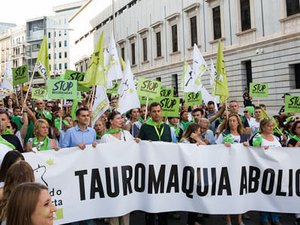 [Vídeo] Milhares de pessoas vão às ruas pedir o fim das touradas em manifestação histórica