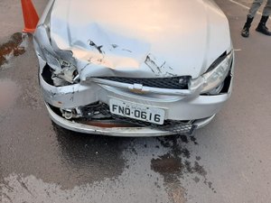 Conversão em local proibido causa acidente na AL-101 Norte, em Jacarecica