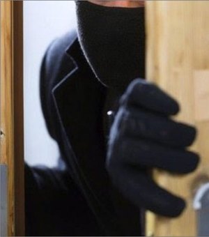 Homem invade casa e furta mochila com documentos e celular em Arapiraca