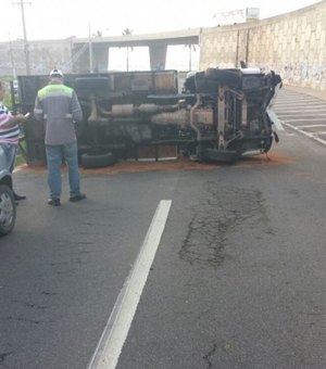 Caminhão lotado com insumos hospitalares capota e deixa motorista ferido