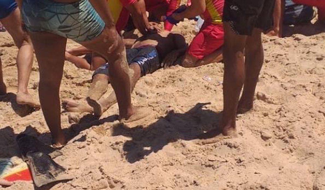 Homem é resgatado após afogamento na Praia do Francês, em Marechal Deodoro