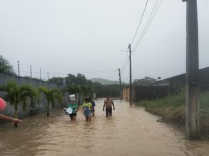 Cheia invade ruas e casas de moradores em Porto Calvo
