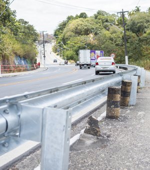 Prefeitura de Maceió instala novas defensas metálicas para absorver impactos no trânsito