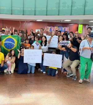 Após entregar relatório da CPMI, Alfredo Gaspar é recebido com festa em aeroporto