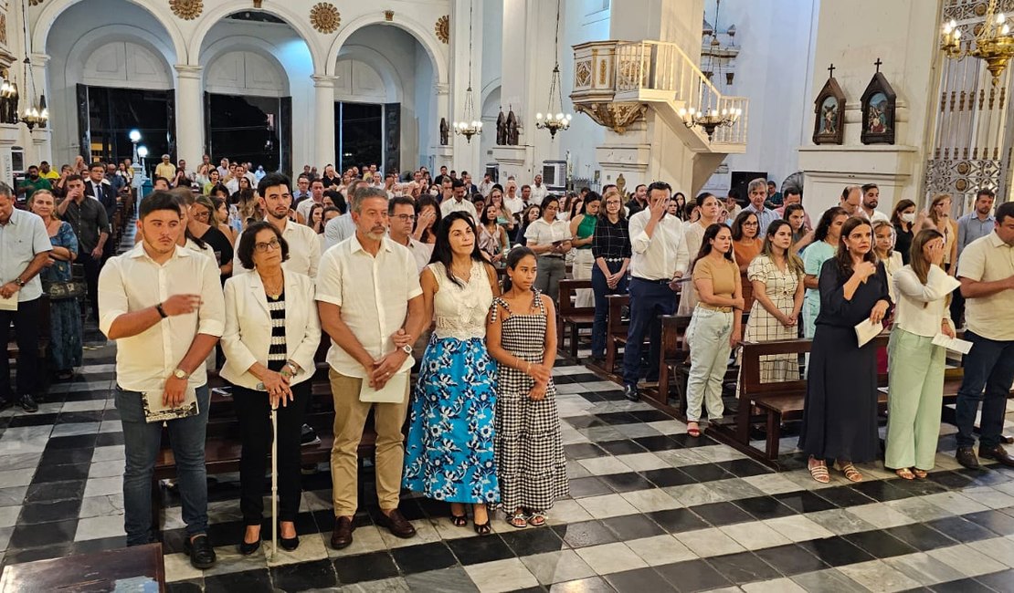 Amigos e familiares reverenciam Benedito de Lira em missa de 7º dia em Maceió