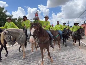 [Vídeo] Cavalgada a Padroeira chega a Arapiraca e emociona fiéis