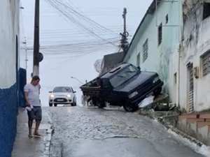 Motorista perde o controle da direção e caminhonete tomba em ladeira de Arapiraca