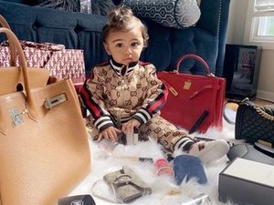 Influenciadora de dois anos esbanja looks grifados de R$ 100 mil