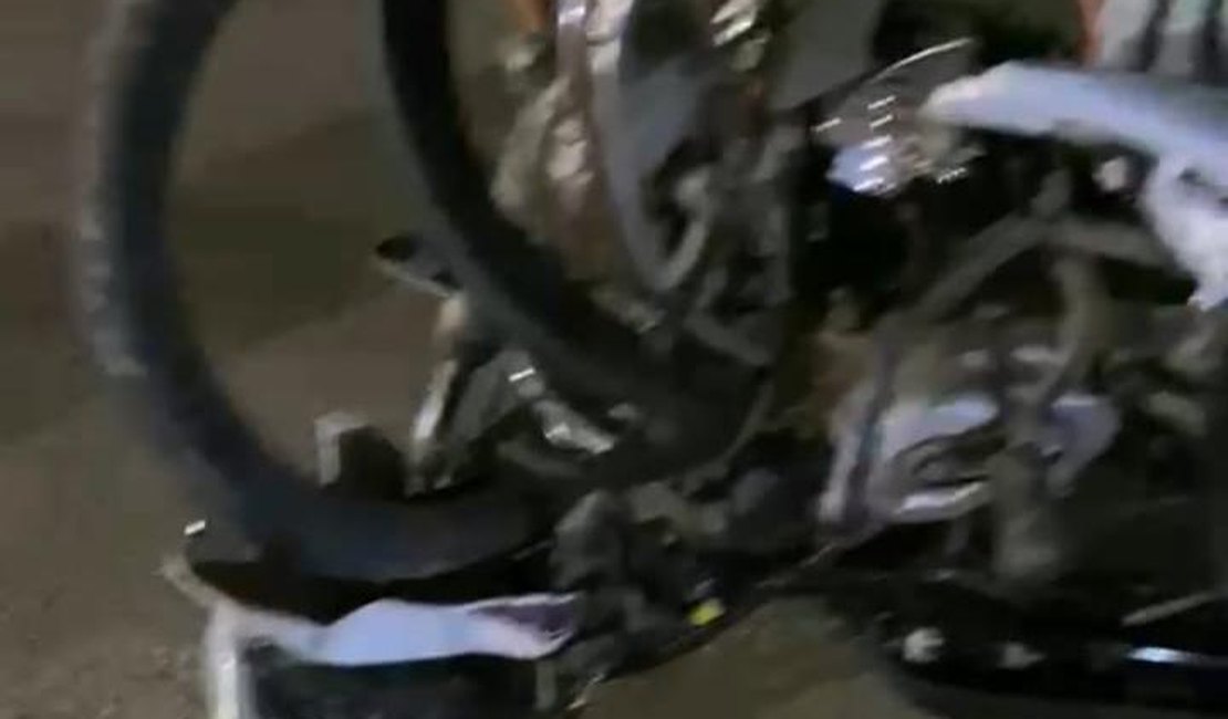 Colisão entre carro e moto deixa jovens feridos na AL-101 Norte em Maragogi