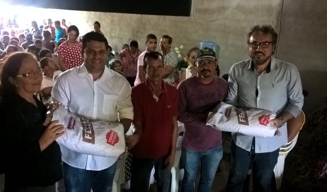 Vereador Thiago ML e secretário entregam sementes aos agricultores de Arapiraca