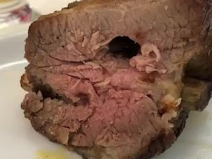 Churrascaria  é acusada de servir carne de costela com larvas