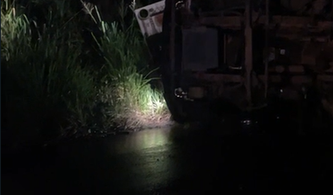 [Vídeo] Carro-pipa tomba e deixa dois feridos na AL-105, em Maceió