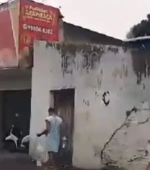 [Vídeo] Paciente foge do Hospital de Emergência e é flagrado andando com sonda e soro pelas ruas de Arapiraca