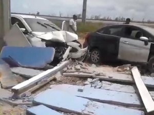 [Vídeo] Dois carros colidem contra o muro do Centro de Treinamento do CSA