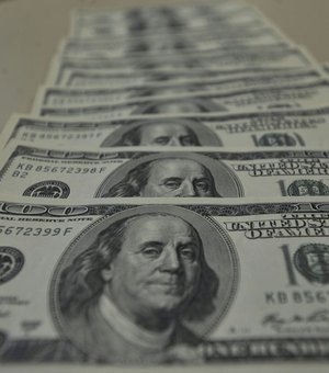 Dólar comercial encerra sessão em R$ 4,06
