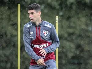 Oscar, do São Paulo, tem 'alterações cardiológicas' e é levado a hospital