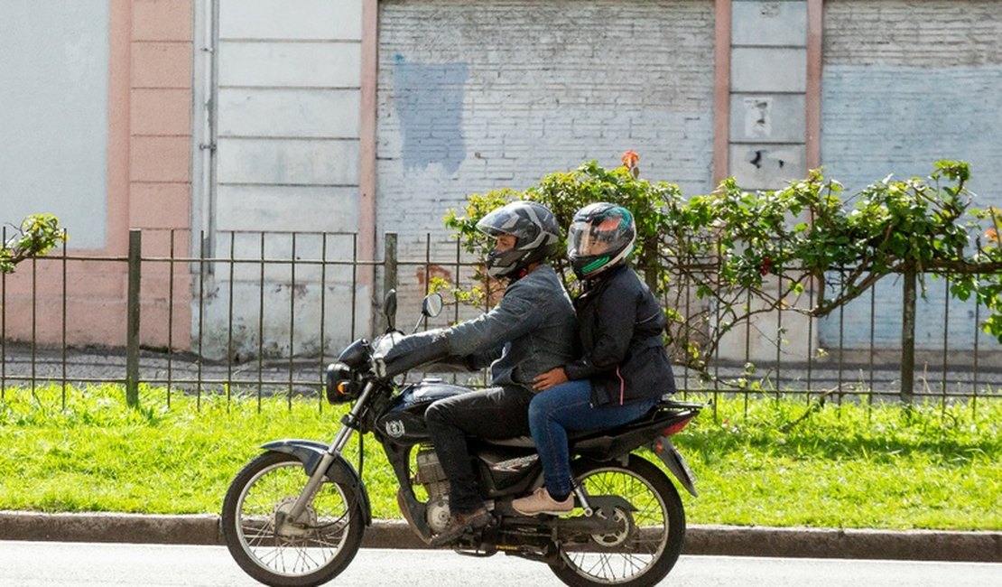 Mototaxistas cadastrados em Palmeira recebem identificação de brasão no colete