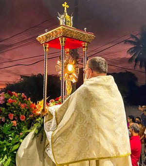 Procissão de Corpus Christi atrai centenas de fiéis e mantém tradição católica em Penedo